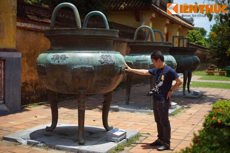 Chiếc đỉnh thứ năm trong Cửu Đỉnh nhà Nguyễn là Nghị đỉnh, nặng 2.542kg, được đặt bên phải Chương đỉnh, ứng với khám thờ vua Kiến Phúc trong Thế Miếu.