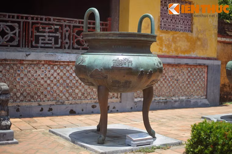 Chương đỉnh là chiếc đỉnh thứ ba trong Cửu Đỉnh nhà Nguyễn, nặng 2.099kg, được đặt bên phải Cao đỉnh, ứng với khám thờ vua Thiệu Trị trong Thế Miếu.