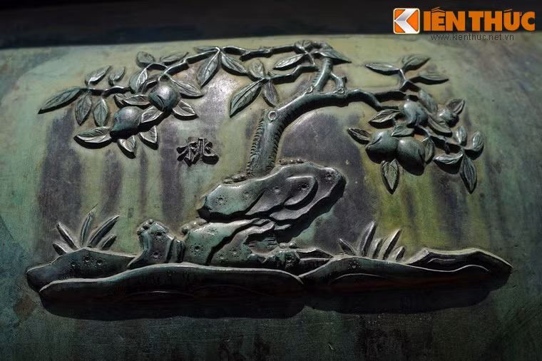 Hàng trên, về phía trái của chữ "Thuần đỉnh" là hình tượng "Đào", nghĩa là cây đào, loài cây vừa cho hoa đẹp vào mùa xuân, vừa cho quả ngon.