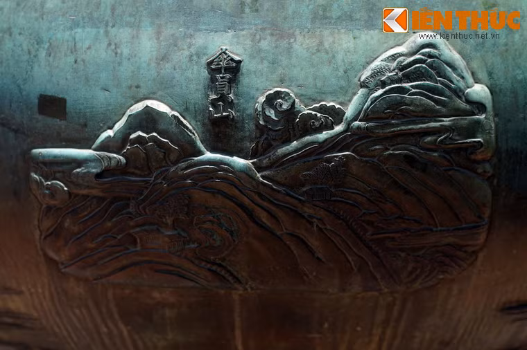 Hàng giữa. bên trái chữ "Thuần đỉnh" là hình tượng "Tản Viên sơn", là núi Tản Viên hay núi Ba Vì, ngọn núi thiêng gắn với truyền thuyết Sơn Tinh - Thủy Tinh của người Việt.