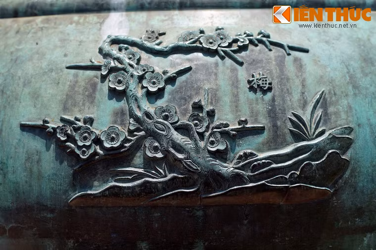 Hàng trên, về phía trái của chữ "Nghị đỉnh" là hình tượng "Mai", nghĩa là cây hoa mai, loài cây nằm trong bộ Tứ quý Tùng, Cúc, Trúc, Mai theo quan niệm truyền thống của người Việt.