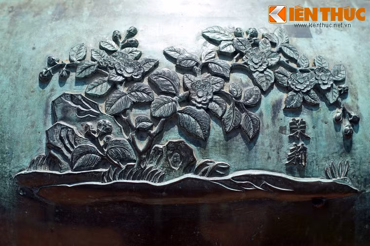 Hàng trên, phía trái của chữ Chương đỉnh là hình tượng "Mạt lị", nghĩa là hoa nhài, loài hoa thơm được trồng phổ biến trong các khu vườn của người Việt.