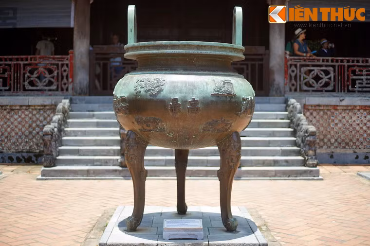 Trong Cửu Đỉnh nhà Nguyễn, Cao đỉnh nặng 2.603kg, được đặt ở vị trí trung tâm, ứng với khám thờ vua Gia Long trong Thế Miếu ở hoàng thành Huế. So với 8 đỉnh còn lại, Cao đỉnh được đặt nhích về phía trước 3 mét với hàm ý tôn vinh vị vua sáng lập triều đại.
