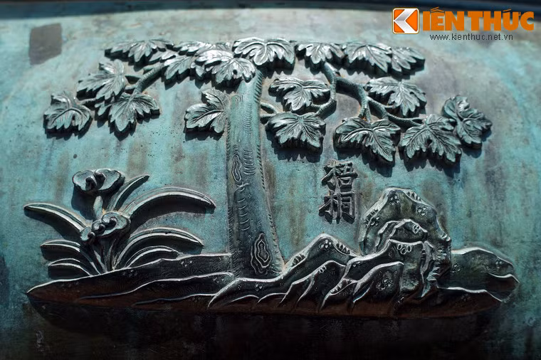 Hàng trên, phía trái của chữ Nhân đỉnh là hình tượng "Ngô đồng", nghĩa là cây ngô đồng, loài cây được trồng khá nhiều ở kinh thành Huế.