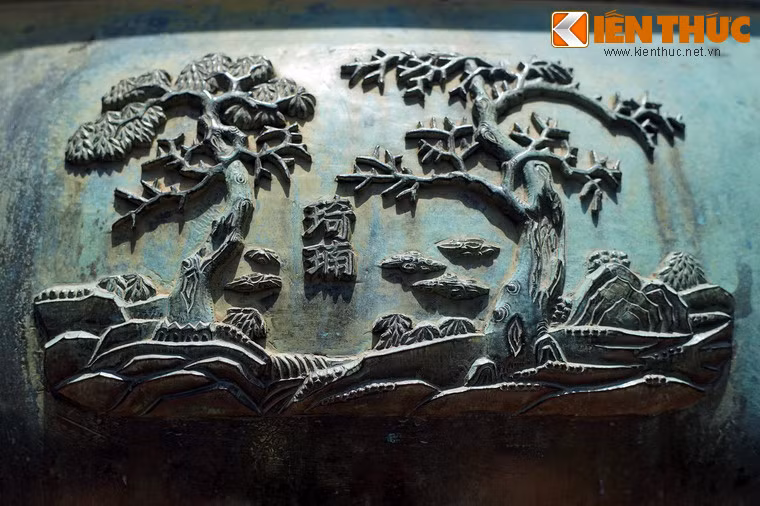 Loài cây gỗ thứ hai xuất hiện trên Nhân đỉnh là "Kỳ nam", tức cây gỗ kỳ nam. Đây là loại cây cho thứ trầm hương phẩm chất cao nhất, được xem là một loại sản vật đứng đầu trong bảng danh sách các loại gỗ quý hiếm của nước Việt.