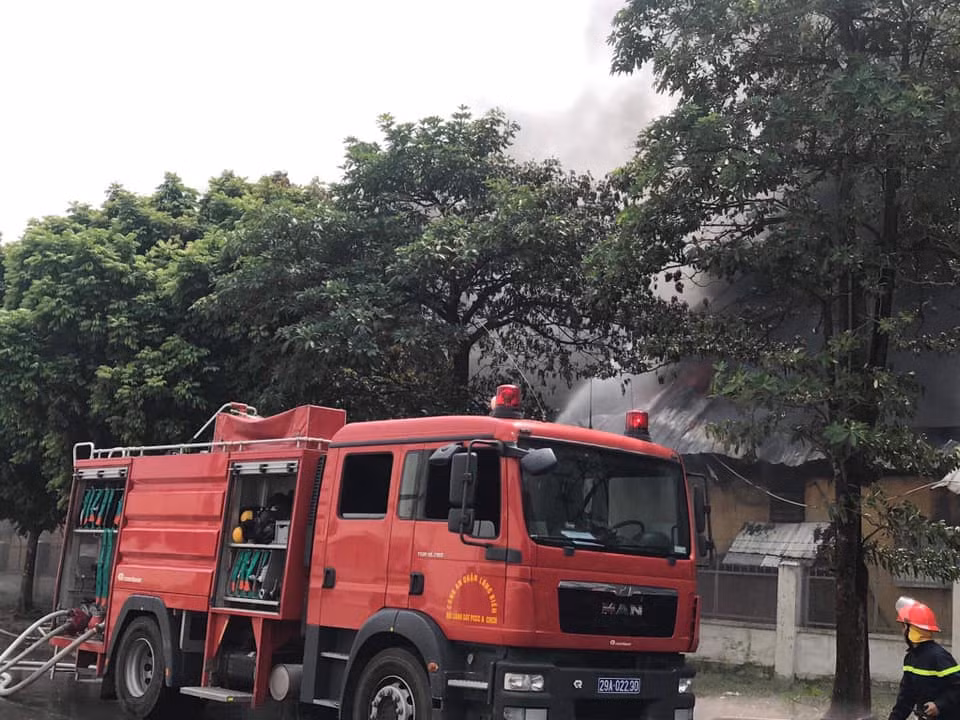 Ngay sau khi tiếp nhận thông tin nhiều lượt xe cứu hoả được điều động cùng hàng chục cảnh sát PCCC đã nhanh chóng tiếp cận hiện trường dập lửa.