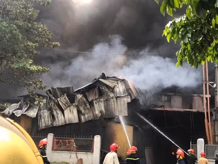 Hiện chưa rõ thiệt hại về tài sản tuy nhiên do công ty sản xuất đồ nhựa nên đám cháy có nguy cơ lan rộng kèm khói đen nghi ngút. 