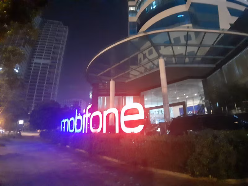 Khoi to hang loat lanh dao Mobifone: Cai gia cua long tham!