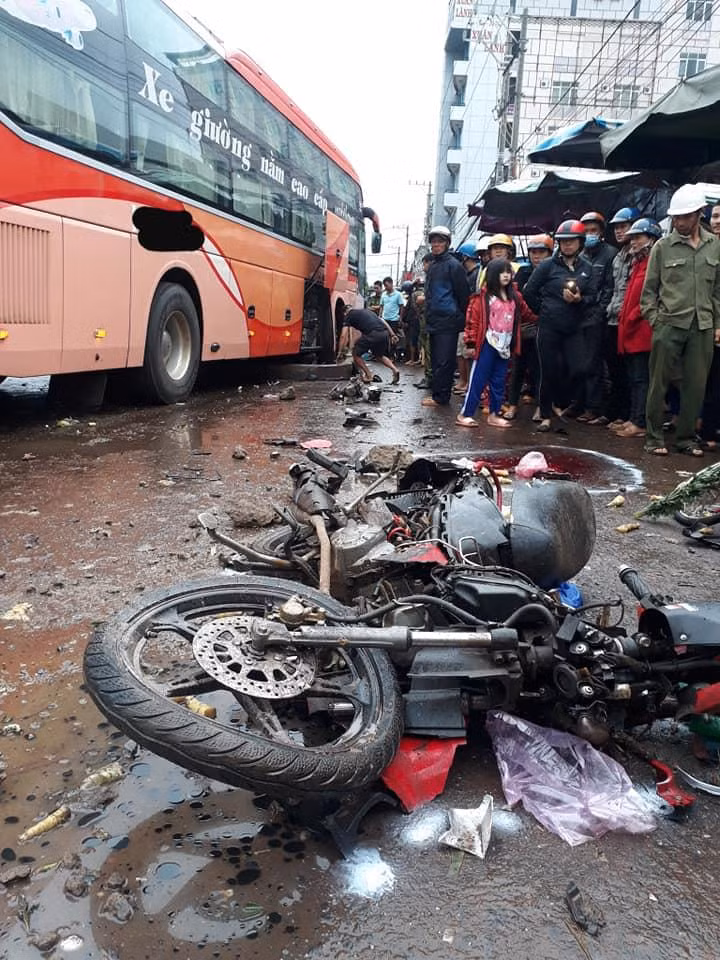 Xe khach tong lien hoan vao nhung nguoi hop cho, 5 nguoi thuong vong