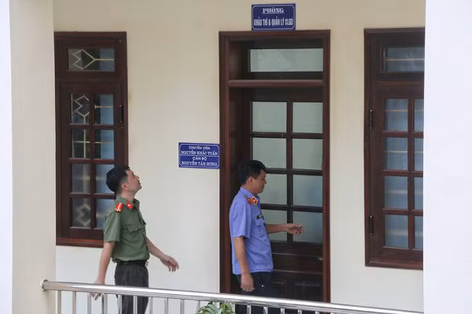 Cụ thể là các ông Bùi Văn Thắng - nguyên bí thư Đảng ủy, nguyên giám đốc Sở Giao thông vận tải; Trần Văn Tiệp - tỉnh ủy viên, giám đốc Sở NN&amp;PTNT; Đỗ Hải Hồ - giám đốc Sở KH&amp;CN; Nguyễn Anh Tuấn - phó cục trưởng Cục Thuế tỉnh và Phạm Hồng Hải - giám đốc Công ty Bảo Việt Hòa Bình.