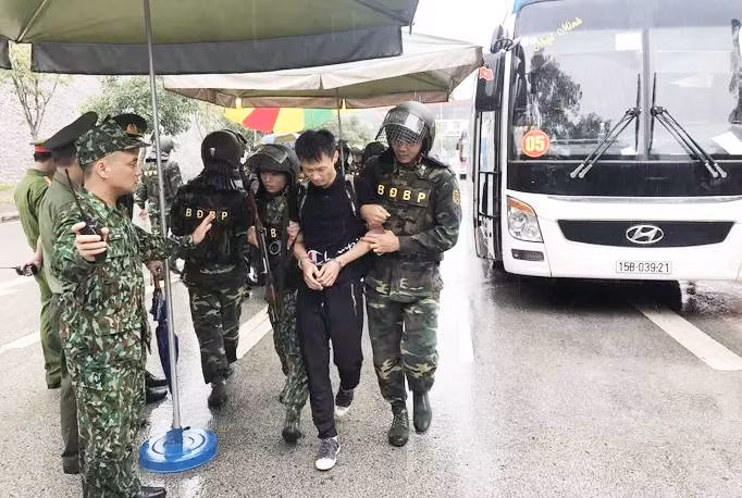 Quân phục rất chuyên nghiệp của lực lượng bộ đội Biên phòng khi dẫn độ các nghi can của đường dây đánh bạc nghìn tỷ người Trung Quốc.
