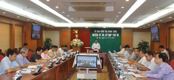 Vi sao Giam doc Cong an tinh Dong Nai Huynh Tien Manh bi xem xet ky luat?