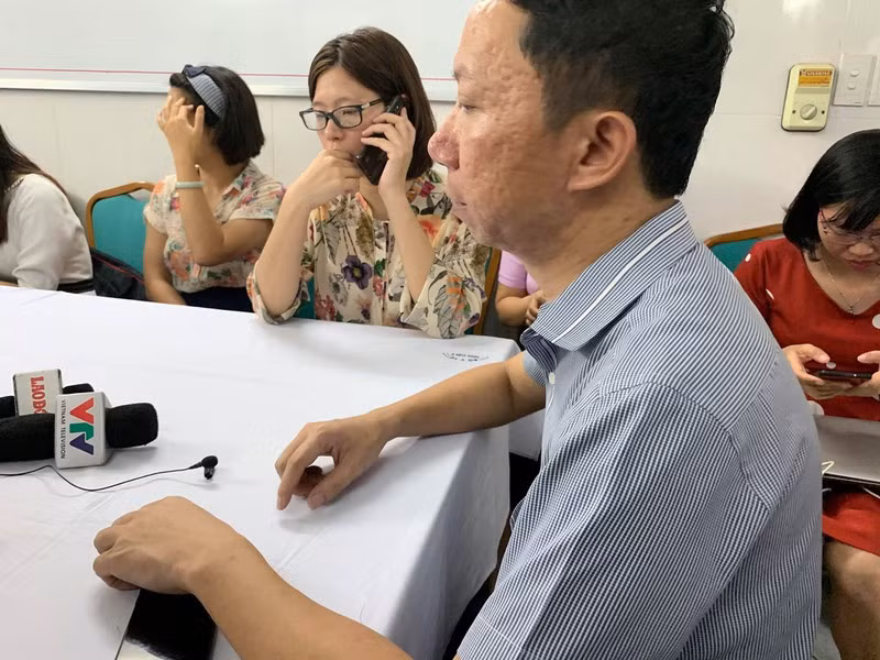 Theo các bác sĩ Bệnh viện E, cháu Long nhập viện trong tình trạng tím tái, đồng tử giãn, phản xạ ánh sáng không còn, mạch không, huyết áp không, tiến hành cấp cứu mạch tuần hoàn. Sau 30 phút cấp cứu không có kết quả nên bác sĩ thông báo với gia đình cháu đã tử vong. 
