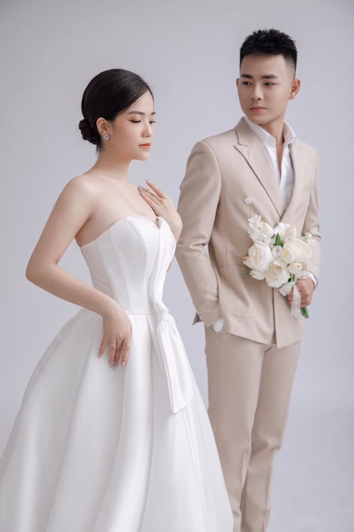 Được biết, chồng Huyền My từng đăng quang "Cười xuyên Việt". Sau cuộc thi, Anh Tú nhận được nhiều lời mời đóng phim, MV,...