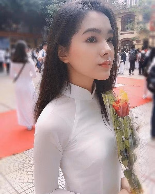 Thiên Trang, cựu nữ sinh trường Trần Phú - Hà Nội cũng từng nổi tiếng sau 1 đêm vì hình mặc áo dài quá đẹp.