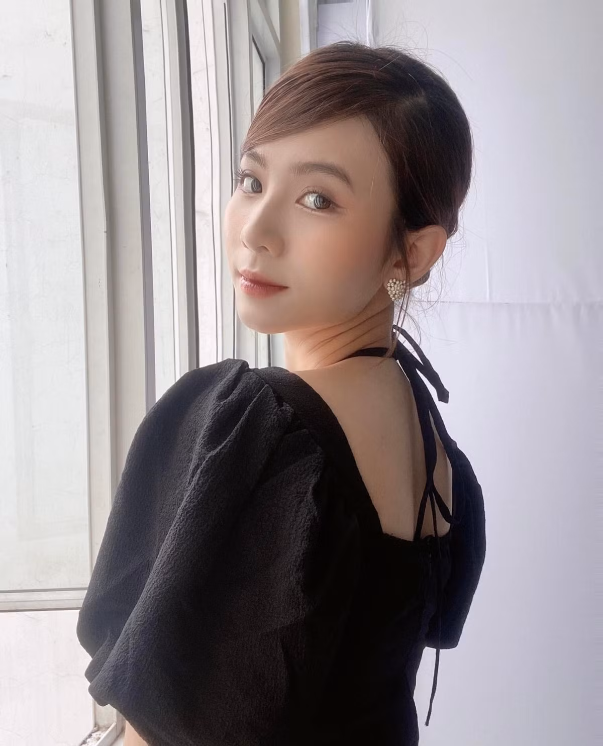 Trước đó cô từng góp mặt trong một số bộ phim như: Hương Vị Tình Thân, Mặt Nạ Gương… Nhưng phải đến Chồng Cũ, Vợ cũ, Người Yêu Cũ cô mới bắt đầu được khán giả để ý.