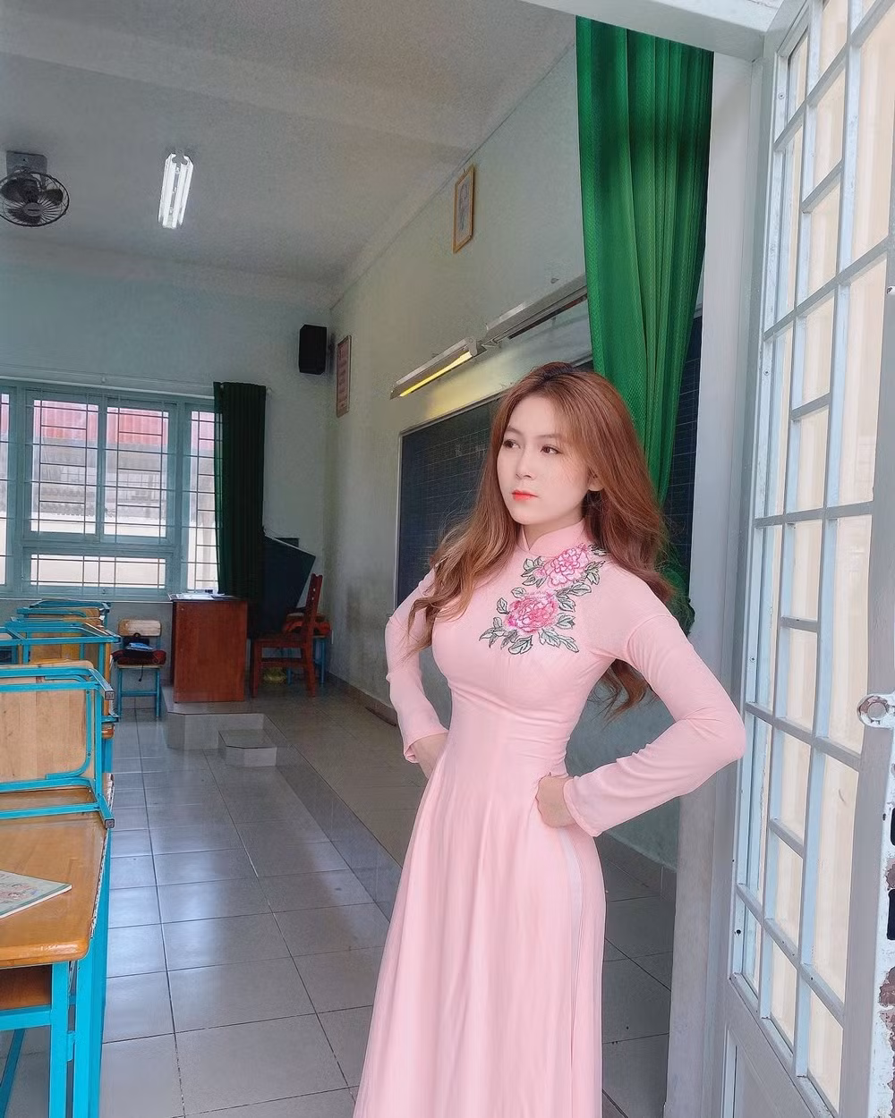 Trần Trân (tên thật là Trần Nam Trân, sinh năm 1996) là hot girl làm cô giáo cách đây khoảng 3 năm với hàng trăm người theo dõi trên Facebook.