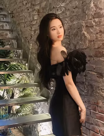 Cô gái nhỏ nhắn ấy cũng thường xuyên xuất hiện trong mắt mọi người với hình ảnh nữ tính, dịu dàng.