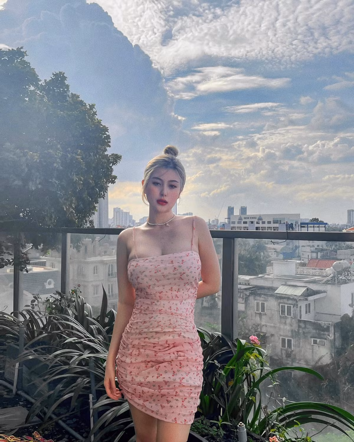 Sunna và Xoài Non đều là hot girl nổi tiếng trên mạng xã hội. Nếu như Xoài Non gây ấn tượng với khuôn mặt hoàn hảo, thì Sunna lại gây ấn tượng với vòng 1 khủng.