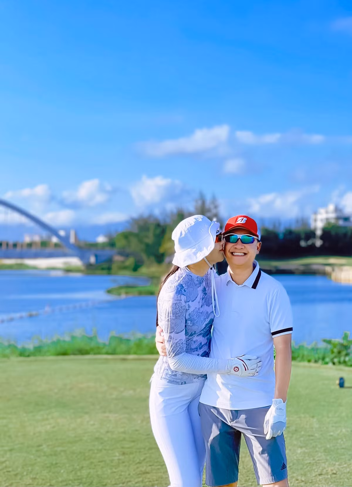Ngắm nhìn Mai Ngọc trong thời trang mát mẻ ai nấy cũng xuýt xoa, ngợi khen thân hình mảnh mai, vòng eo "siêu bé" chẳng kém gì Ngọc Trinh.