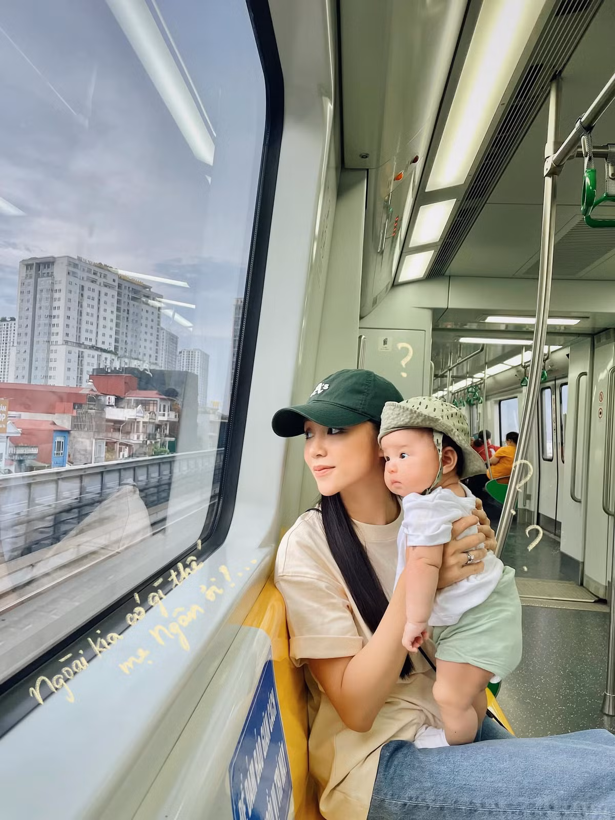 Sau khi công khai được nửa kia cầu hôn và chính thức về chung một nhà, Salim cũng đã hạ sinh nhóc tì đầu lòng khiến người hâm mộ vui mừng không ngớt.