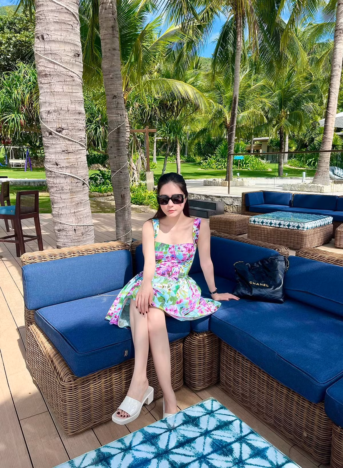 Chưa kể cô nàng còn phải chi đến hàng trăm triệu mỗi tháng để nuôi 3 cô con gái ăn học. Ngoài ra còn tiền thuê 3 bà vú chăm sóc riêng cho mỗi bé cũng mất trăm triệu.