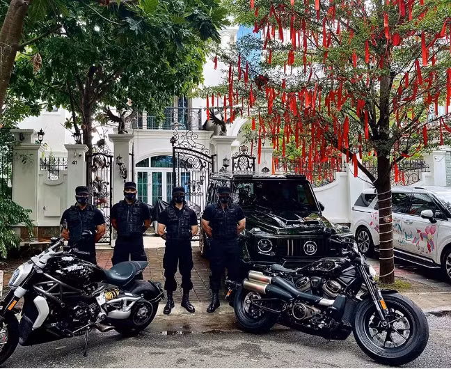 Lý do vợ chồng Đoàn Di Băng thuê vệ sĩ canh nhà là bởi trước đó có nhiều đối tượng giả dạng shipper đến quấy nhiễu nên họ mới chi một khoản không nhỏ để làm việc này.