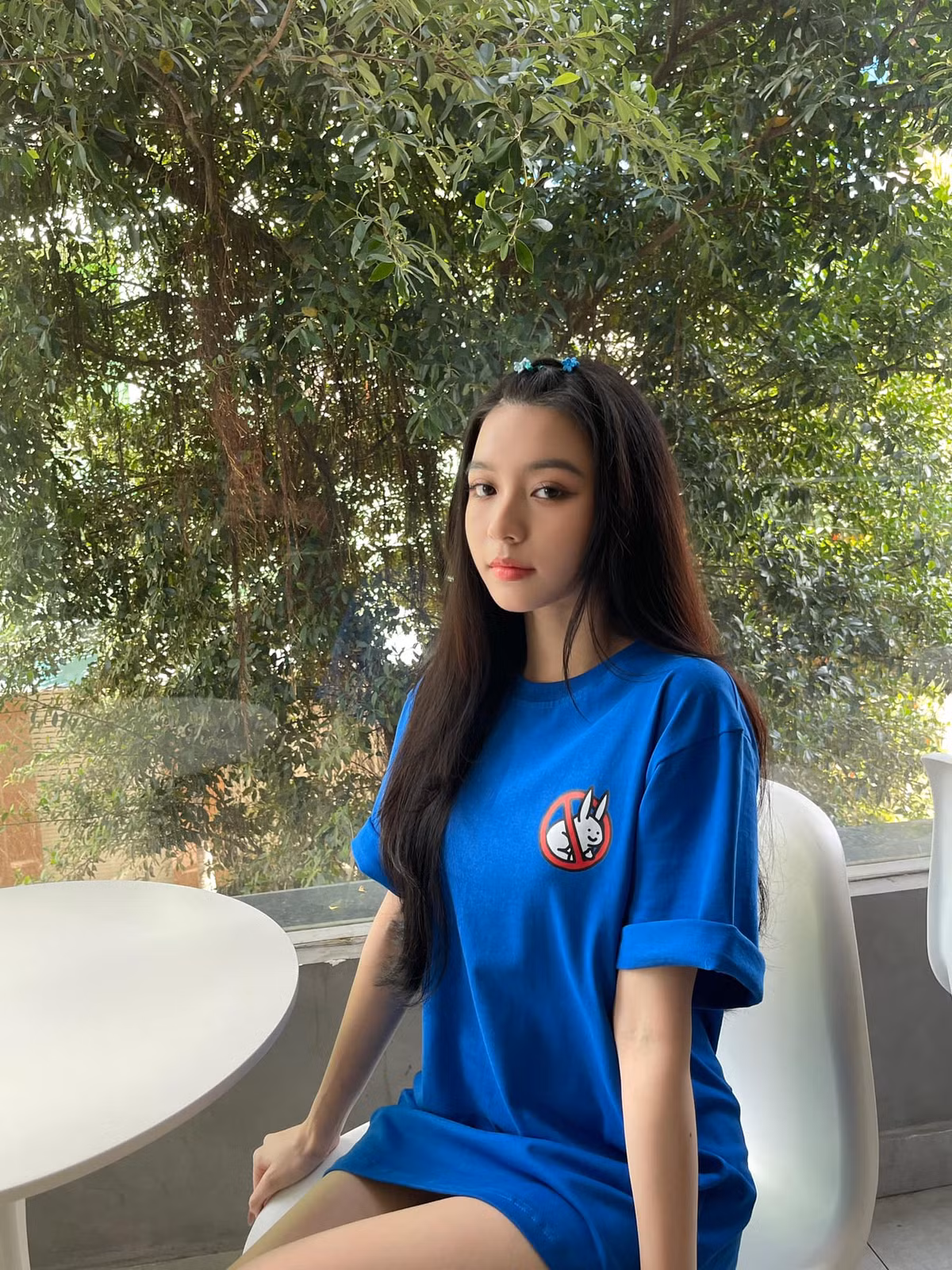 Ảnh thẻ là thứ mà nhiều người muốn giấu đi nhưng dường như điều này không đúng với Bâu khi cô không ngần ngại khoe nó ra và đã phát huy triệt để những nét đẹp trên gương mặt.