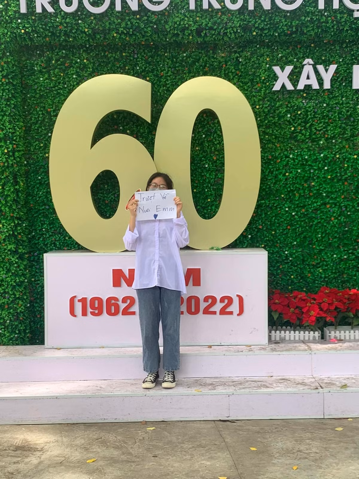 Dưới phần bình luận, nhiều cư dân mạng cũng chia sẻ lại hình ảnh tương tự tại điểm trường của mình. Hàng loạt các câu slogan có 1-0-2 ra đời khiến nhiều người phải phì cười.