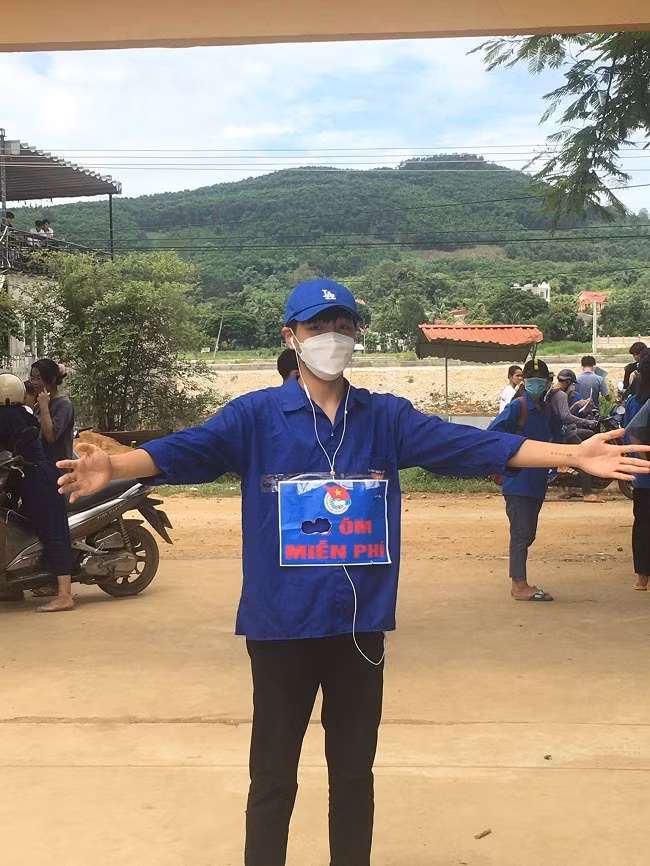 Dù làm bài được hay không thì cũng đừng quên cái ôm miễn phí động viên tinh thần đến từ một tình nguyện viên này. Ảnh: Tổng hợp Facebook