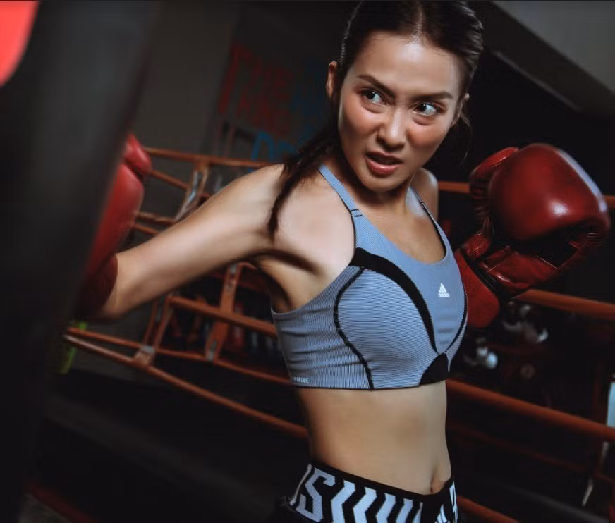 Thời điểm đó "hot girl boxing" 15 tuổi nhanh chóng được netizen Việt yêu mến bởi nhan sắc xinh đẹp, rạng rỡ nhưng không kém phần mạnh mẽ, cá tính.
