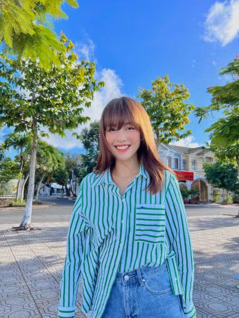 Khả Ngân đã tham gia nhiều bộ phim từ điện ảnh đến truyền hình, phải kể đến như Lật mặt 2, Nhà có 5 nàng tiên, 100 ngày bên em, Hai Phượng, Hậu duệ mặt trời,…nhưng đến 11 tháng 5 ngày Khả Ngân mới gây được tiếng vang.