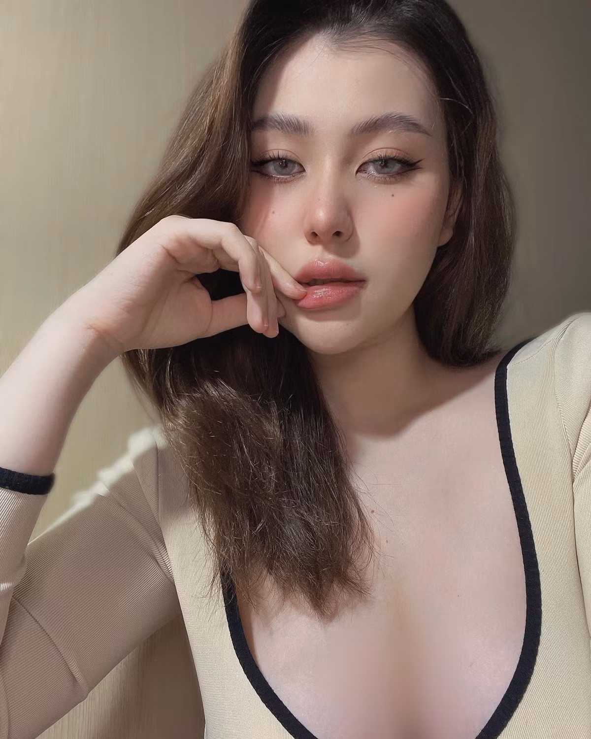 Nàng hot girl Sài thành đã kết hôn và sinh con đầu lòng vào tháng 3/2022, những hình ảnh mới sau sinh của cô nàng nhận về nhiều sự quan tâm, đặc biệt nhan sắc thăng hạng của cô trở thành tâm điểm.