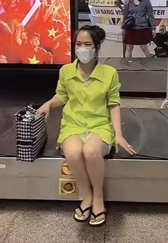 Hành động này tuy không gây nguy hiểm đến an toàn bay nhưng lại khiến người xung quanh có cái nhìn phản cảm.
