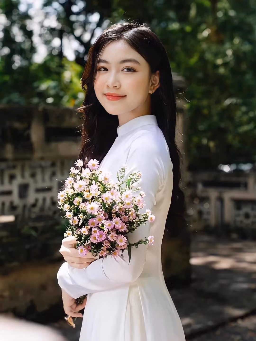 Lọ Lem được đông đảo khán giả ủng hộ đi thi hoa hậu, thậm chí còn dự đoán nếu đi thi sẽ cầm chắc vương miện trong tay.