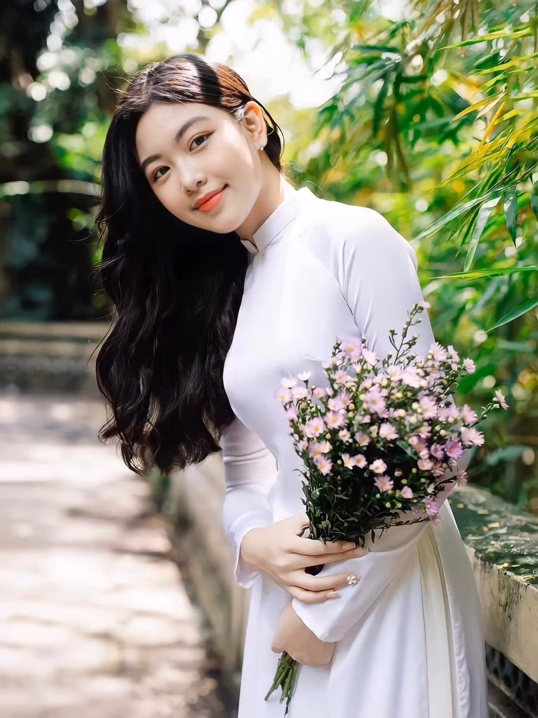 Trong bộ ảnh mặc áo dài mới nhất, Lọ Lem được ví như bản sao của mỹ nhân đình đám đến từ đài TVB Trương Bá Chi và dự đoán em sẽ là một ứng viên sáng giá nếu thử sức ở một cuộc thi hoa hậu trong tương lai.