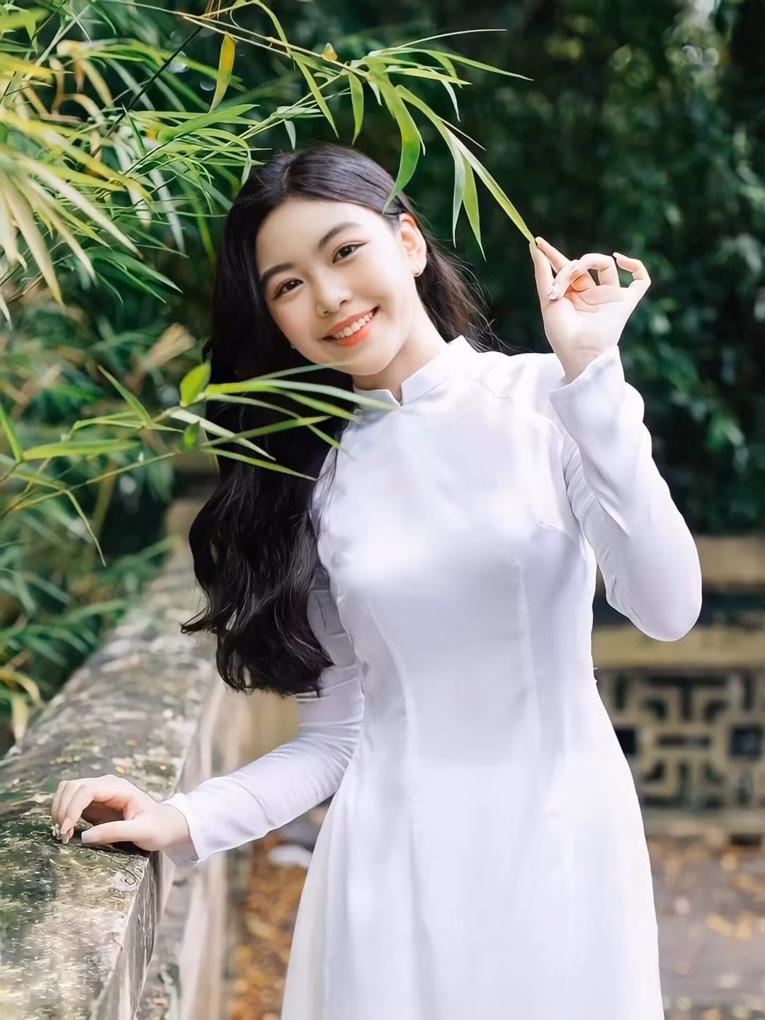 Lọ Lem sở hữu visual cực đỉnh, gương mặt dịu dàng vạn người mê cùng vóc dáng mảnh mai, thon gọn.