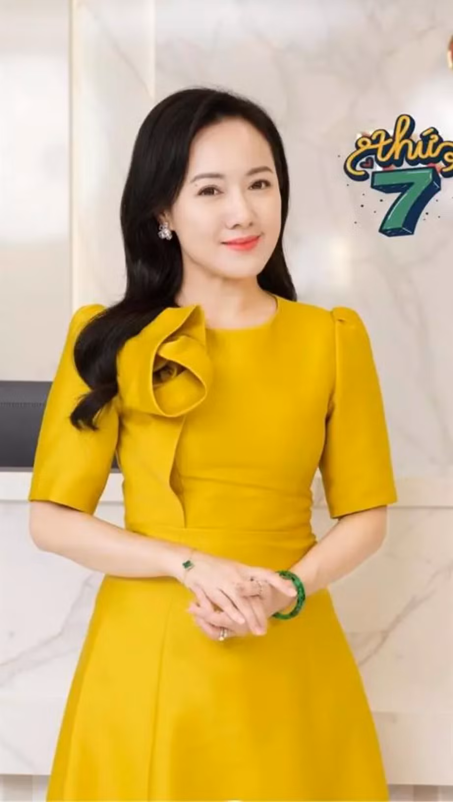 "Kam xa mi tà! Cả nhà mình thấy anh kế bên Hoài Anh có quen quen trong bộ phim Hàn Quốc nào không ạ?", nữ BTV VTV viết.