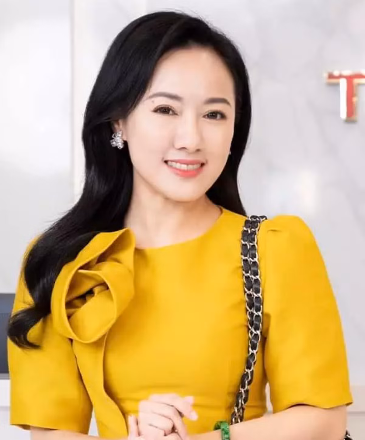 Trong hình, nữ MC VTV diện chiếc đầm vàng, phía trước còn điểm thêm một chiếc nơ cực to. Cô để tóc xõa, nở nụ cười nhẹ nhàng hướng về phía ống kính.