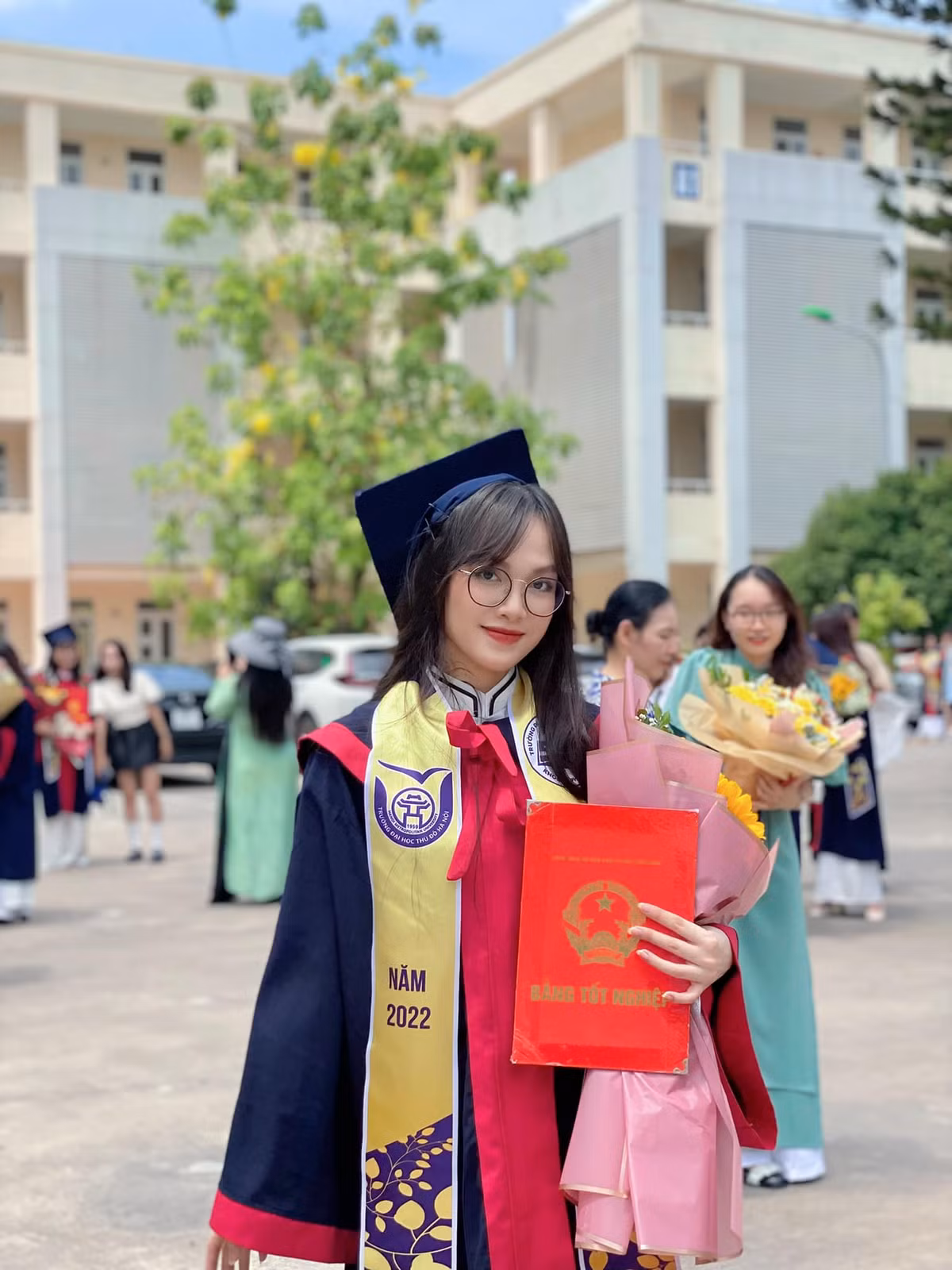 Mới đây, trên trang cá nhân, bạn gái Nhâm Mạnh Dũng đã chia sẻ khoảnh khắc hạnh phúc khi cầm tấm bằng tốt nghiệp khoa Giáo dục tiểu học chất lượng cao Đại học Thủ đô Hà Nội.