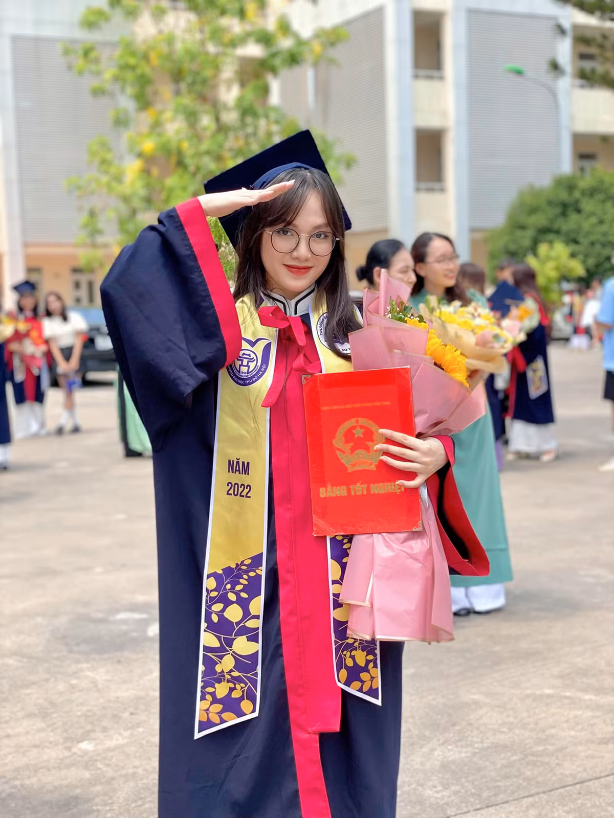 Chia sẻ về điều này, cô viết: "Sự học đã hoàn thành, nhưng sự nghiệp nhà giáo chỉ mới bắt đầu. Hi vọng bản thân sẽ tiếp tục cố gắng trong tương lai".