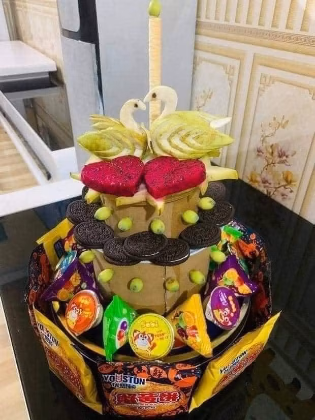 Phiên bản bánh sinh nhật được làm từ những gói bánh nhỏ và hoa quả, dù đơn giản nhưng vẫn đẹp, ý nghĩa.