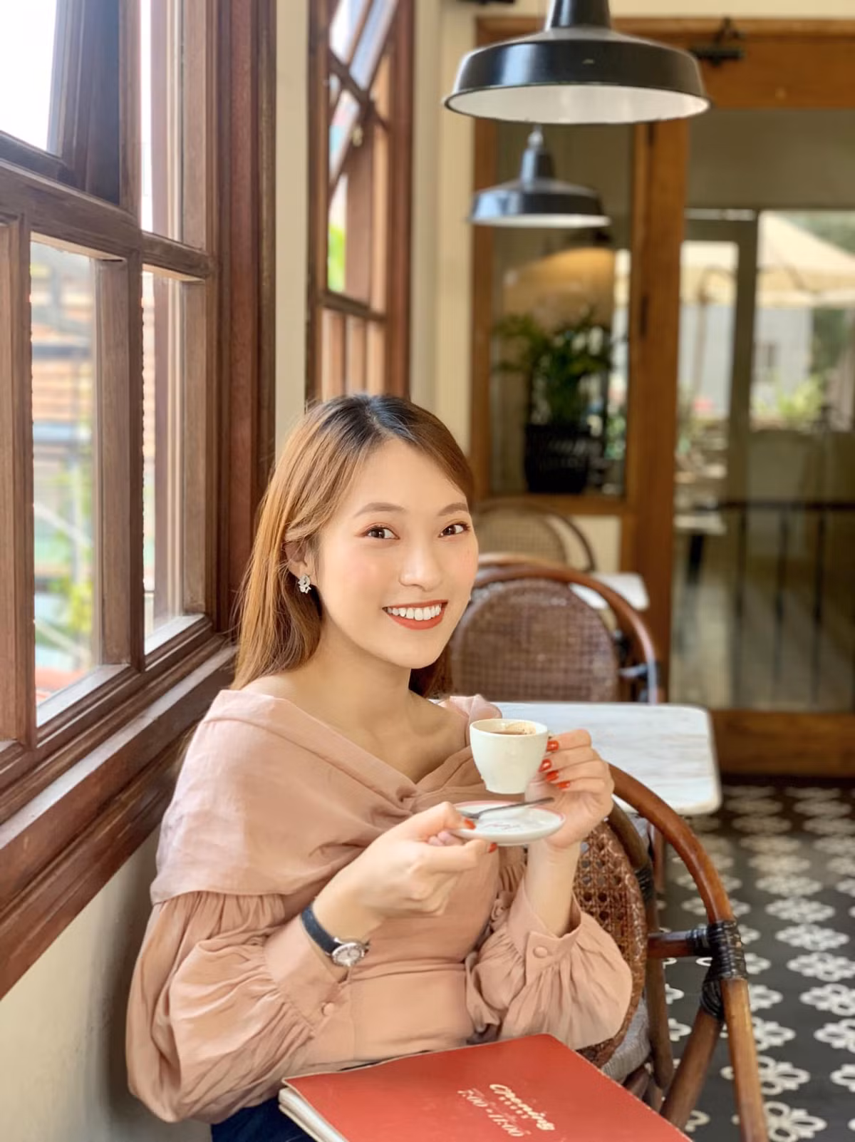 Cô nàng nay đã biết cách tạo dáng và chăm chút hình ảnh bản thân trở nên thu hút và gợi cảm hơn.