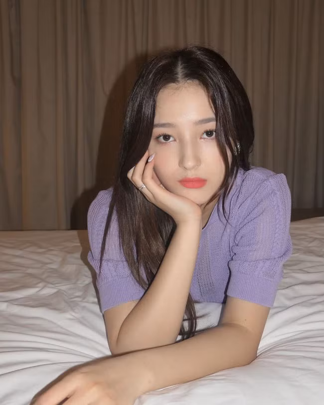 Nancy (Momoland) chắc hẳn là thành viên đặc biệt nhất nhì làng giải trí xứ Hàn. Nàng hot girl này sở hữu vẻ ngoài mũm mĩm, bị cho là lệch chuẩn.