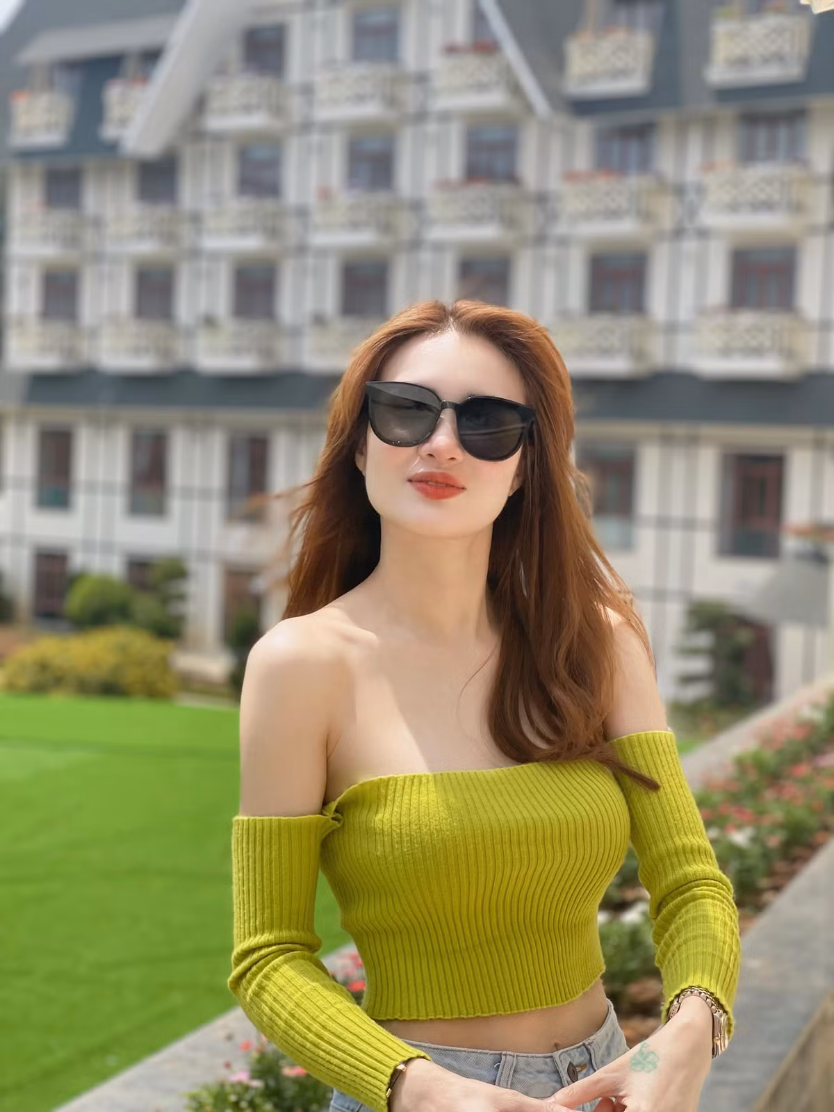 Sau 5 năm, người đẹp 9X về Việt Nam và làm trong một quán bar có tiếng ở TP HCM. Cô cũng từng khoe thu nhập hàng trăm triệu đồng mỗi tháng khiến nhiều người hâm mộ trầm trồ. Ảnh: FBNV