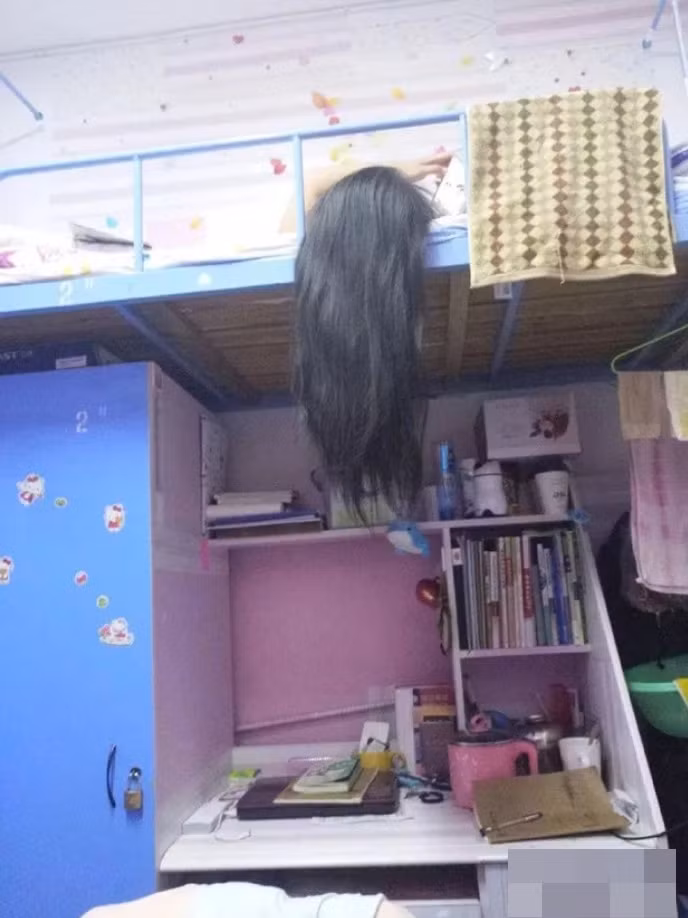 Ở chung phòng ký túc xá với bạn nữ tóc dài và cái kết được rèn luyện tim mỗi ngày.