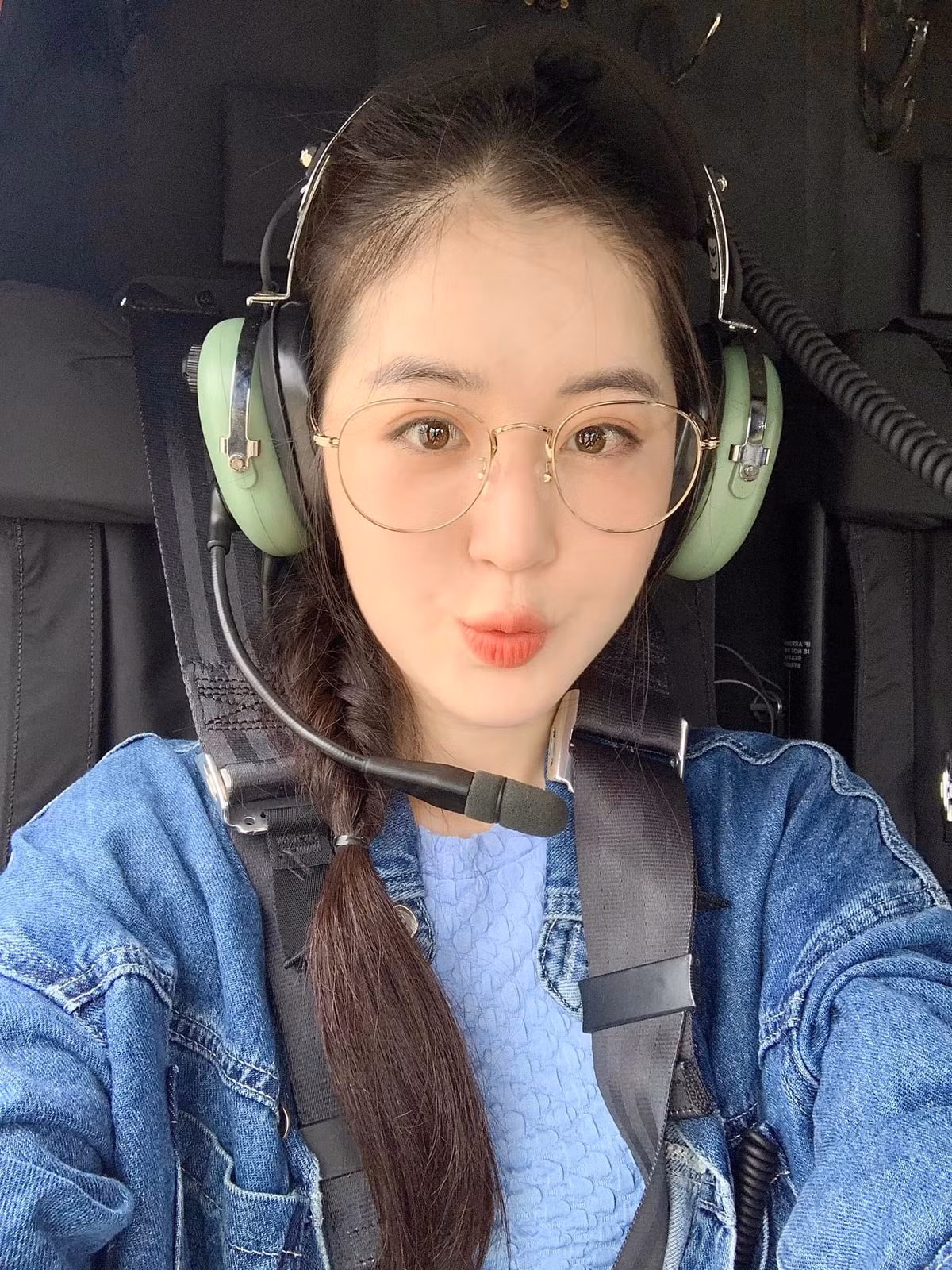 Ngoài công việc chính, nữ MC sinh năm 1992 là mẫu ảnh cho nhiều nhãn hàng thời trang của tỉnh nhờ ngoại hình xinh đẹp, vóc dáng cân đối.