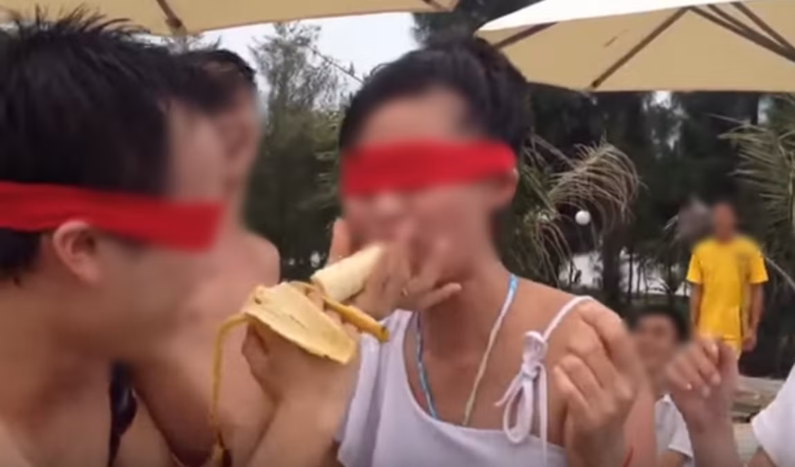 Một công ty tổ chức trò chơi "bịt mắt ăn chuối" tại một bể bơi cũng từng khiến cộng đồng mạng xôn xao. Ảnh: Tổng hợp