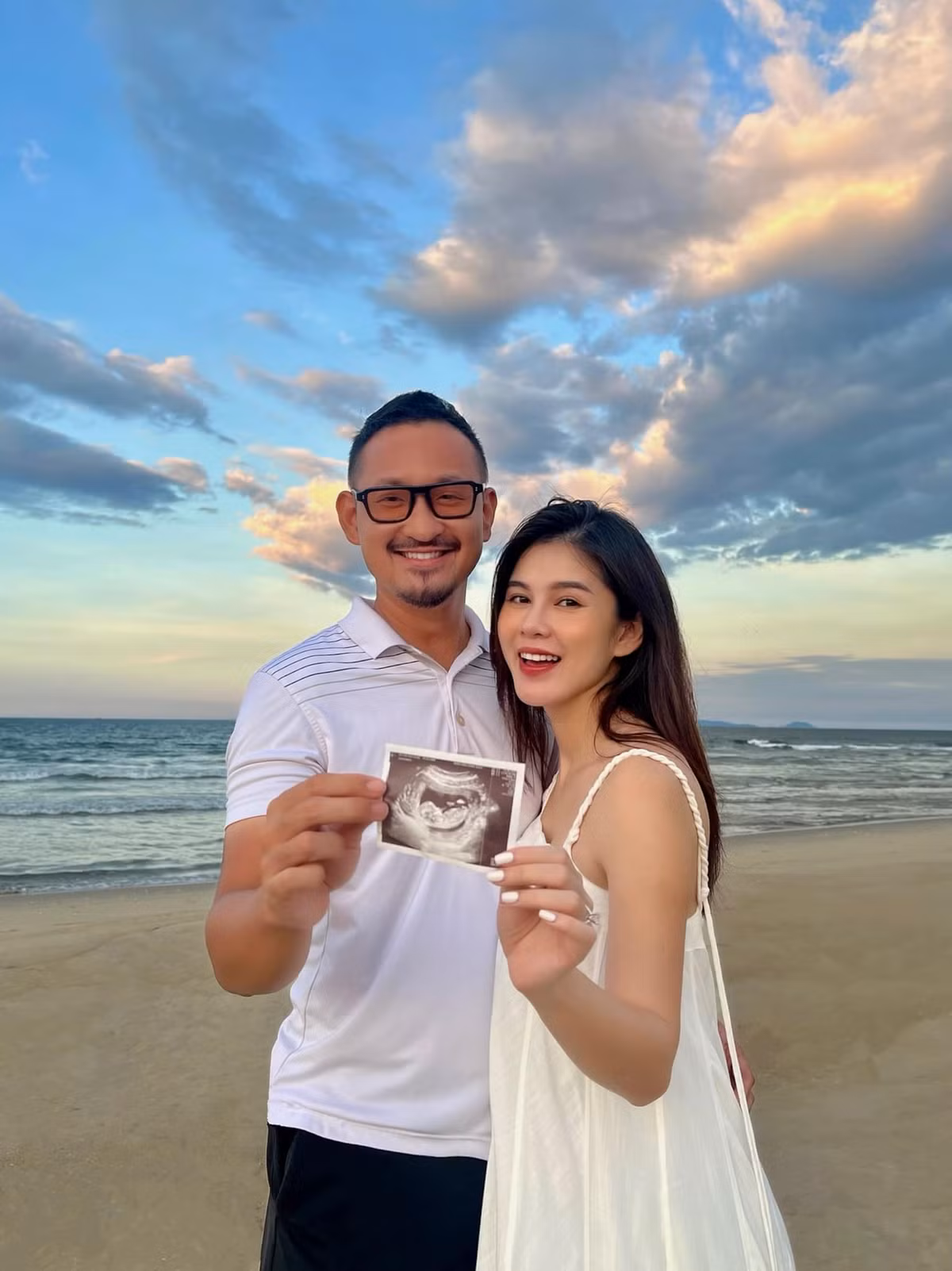 Mới đây trên trang cá nhân, nữ MC Vũ Thu Hoài đã xác nhận chuyện đang mang thai con đầu lòng cho ông xã đại gia.