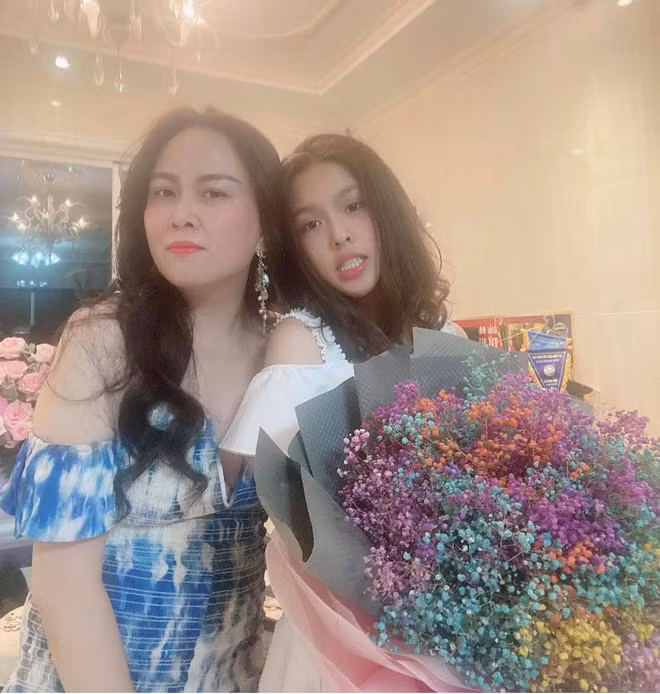 Con gái lớn của Phượng Chanel thường xuyên diện đồ hiệu của các thương hiệu thời trang lớn như Chanel, LV, D&amp;G, Saint Laurent, Givenchy ...